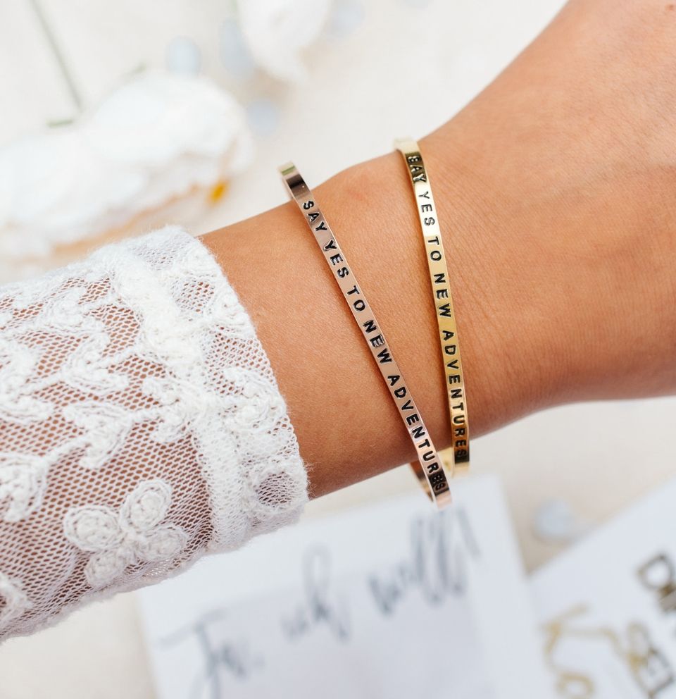 Say yes to new adventures Mantra-Armbänder mit Gravur Gold, Roségold