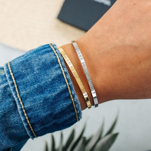 Armband mit Gravur Lebe den Moment in gold und silber